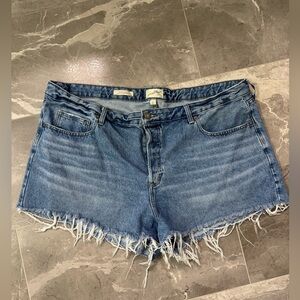 Universal Thread Women’s Mid-Rise 90s Jean Shorts in Medium Wash